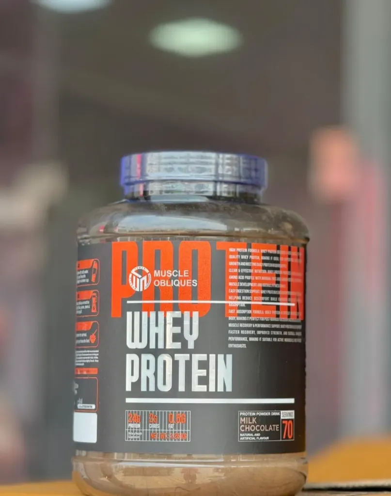 Muscle obliques whey protein 2.27kg Flavors chocolate and malai kulfi.         Nutrition Facts  Serving Size 1 Scoop (32g Approx) Serving Por Container 70 Approx  Amount Per Serving  Serving  % Daily Value  Calories  110  Protein  24  2%"  Fat  Carbohydrate  2g  0.5g  3%  Cholesterol  10mg  4%  46%*  Calcium  150mg  Sodium  40mg  15%*  Potassium  220mg  2%*  Enyme Blend  300mg  6%*  Added Sugar  Og